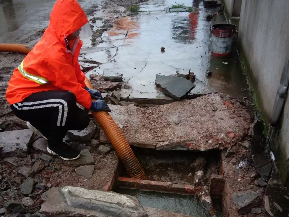 科尔沁左翼中专业清理污水池 炜誉市政以规范流程守护城市 “肠道”