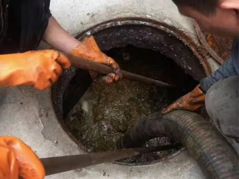 科尔沁左翼中清理化粪池时如何避免沼气的危害?